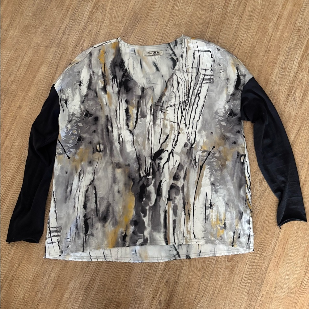 Elegant Long Sleeve Abstract Top in Black and Gray